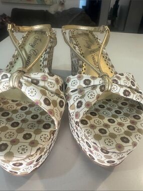 Juicy Couture White Floral Print Platform Wedge Sandals with Gold T-Strap